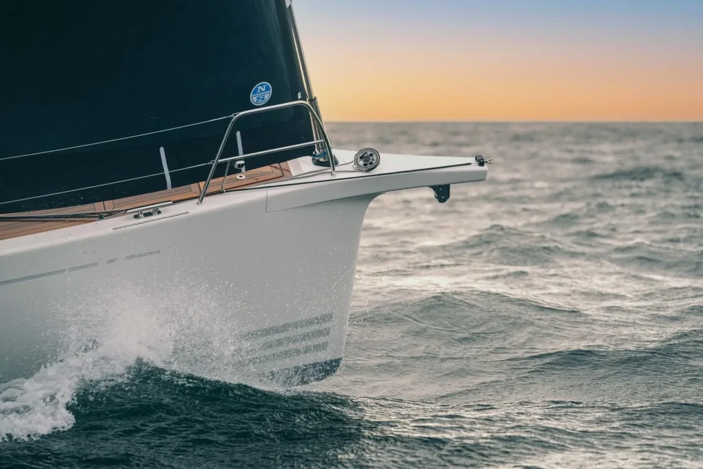 Der Bug der X4³ schneidet durch die Welle unter Segeln - ein tolles Gefühl.